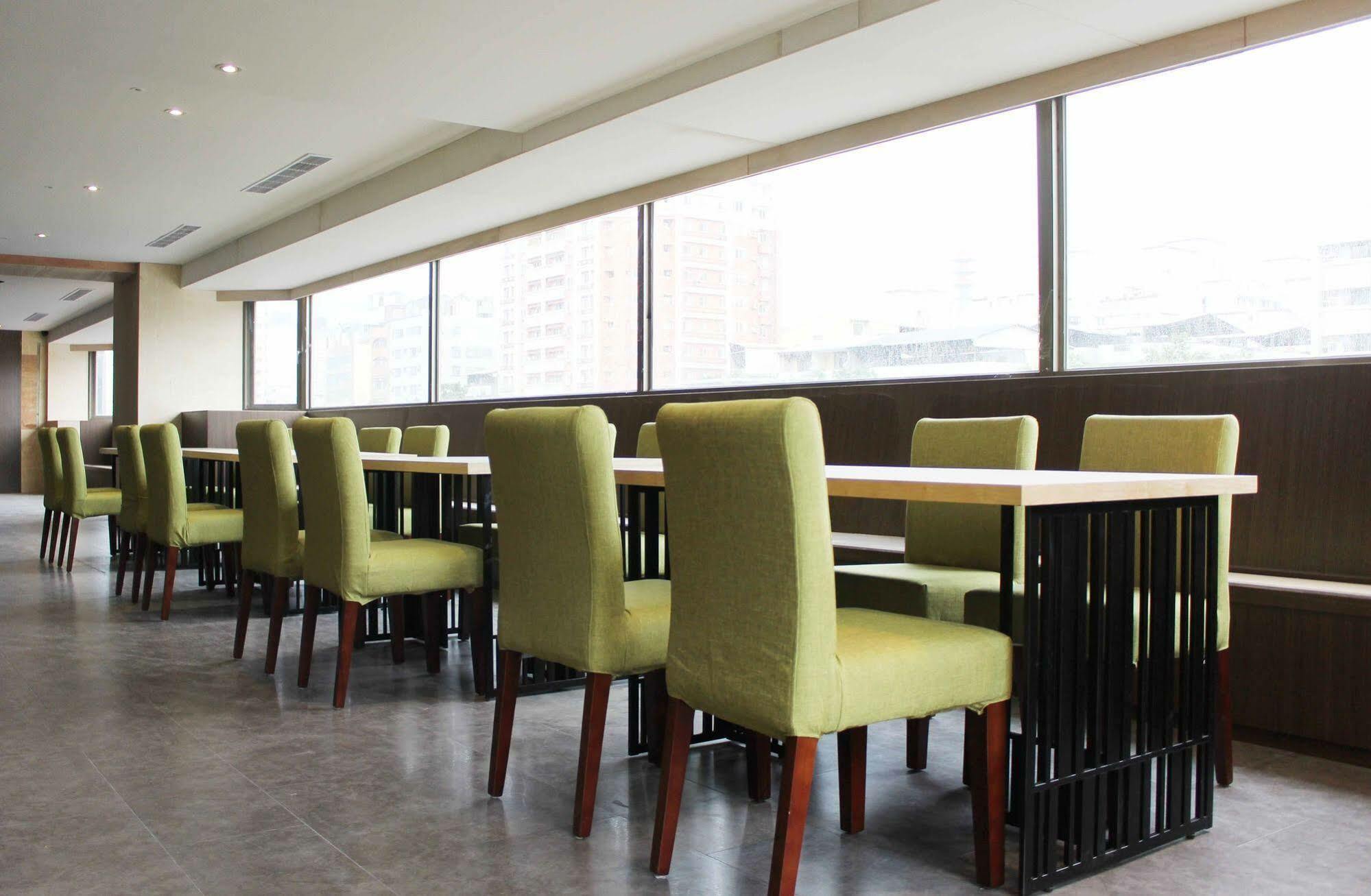 Aeris International Hotel Тайджун Екстериор снимка