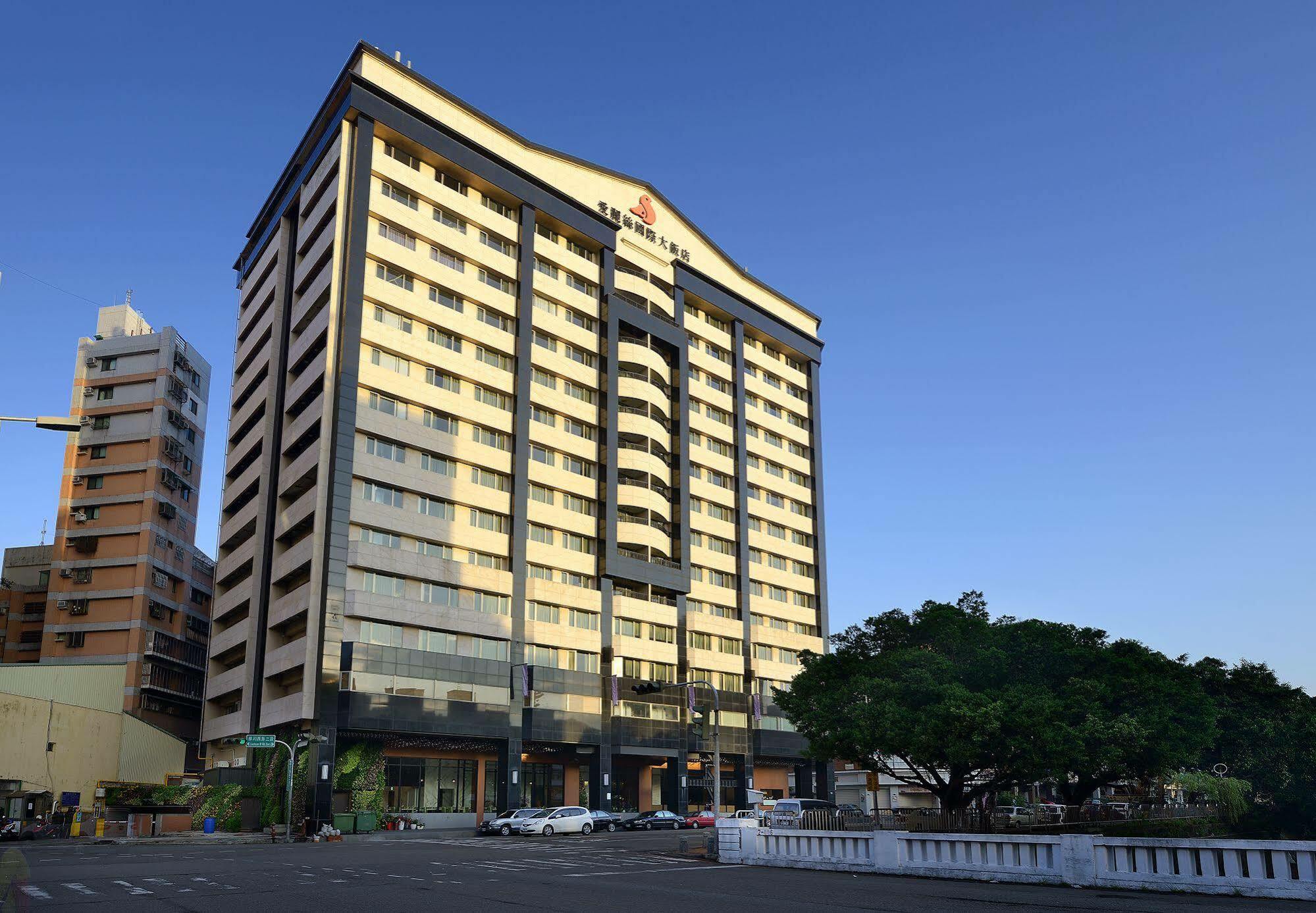 Aeris International Hotel Тайджун Екстериор снимка